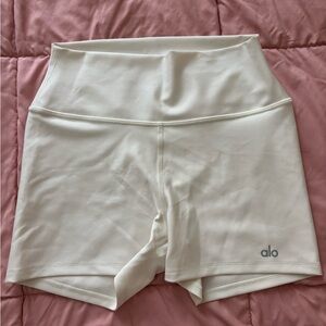 White Alo Shorts 🤍🦢